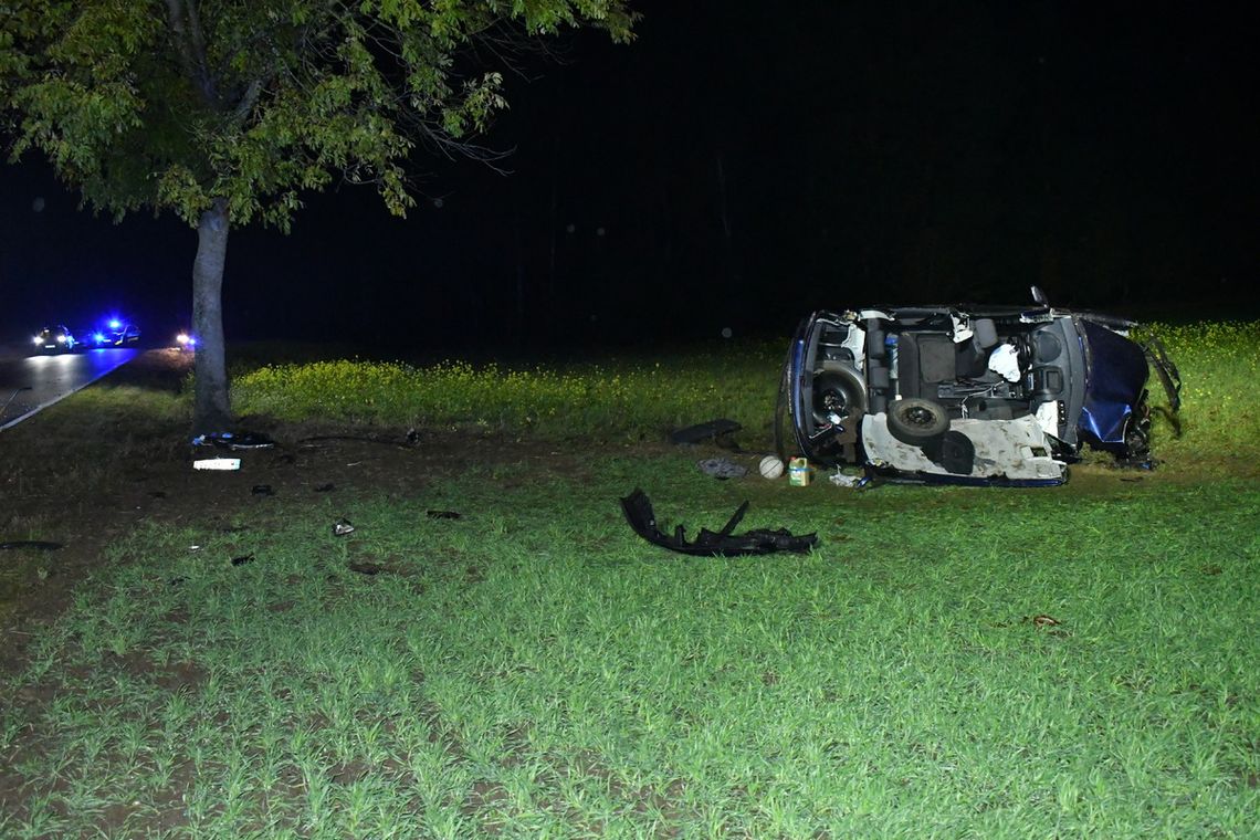 18-latek rozbił Volkswagena Polo. Autem jechało 6 osób, tylko kierowca był pełnoletni 18-latek rozbił Volkswagena Polo. Autem jechało 6 osób, tylko kierowca był pełnoletni