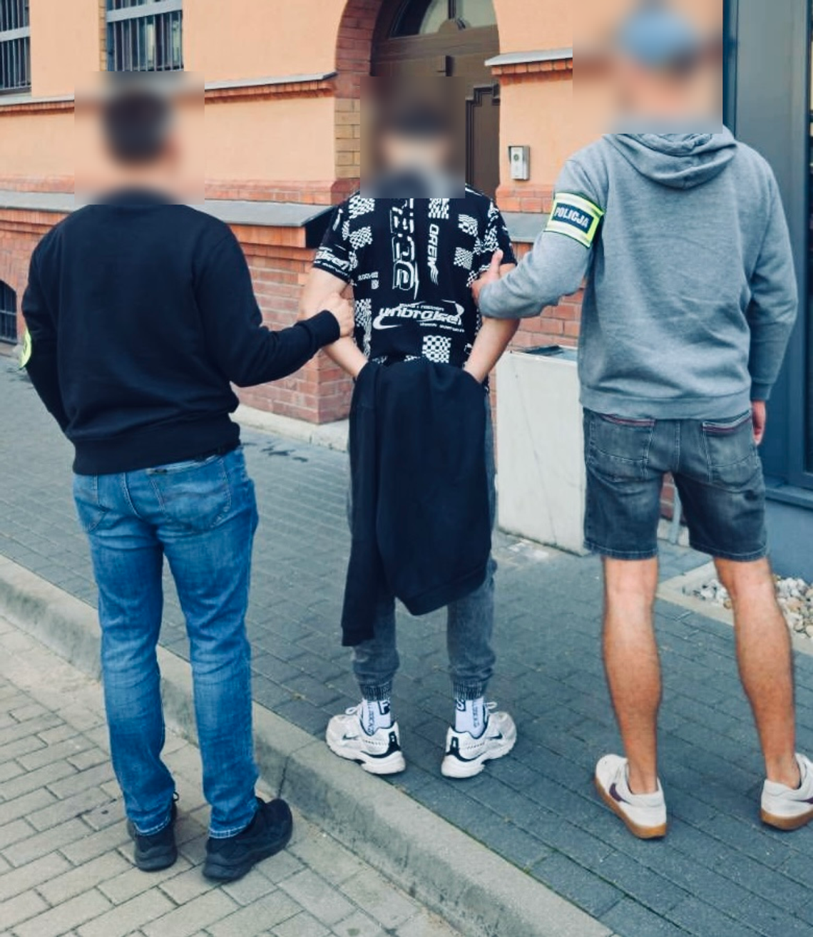 18-latek strzelał do samochodów z broni gazowej. Uciekł do innego miasta, ale go wytropili