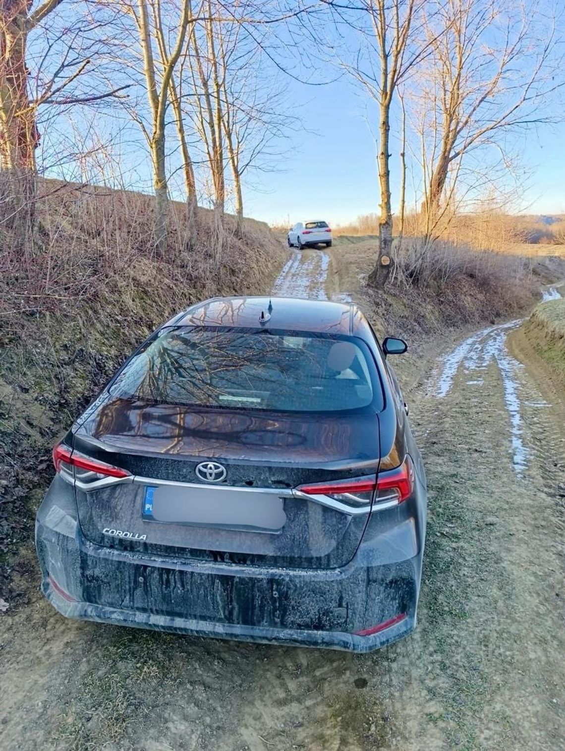 18-latek uciekał audi przed policją. Po zatrzymaniu zaoferował funkcjonariuszom wysoką łapówkę