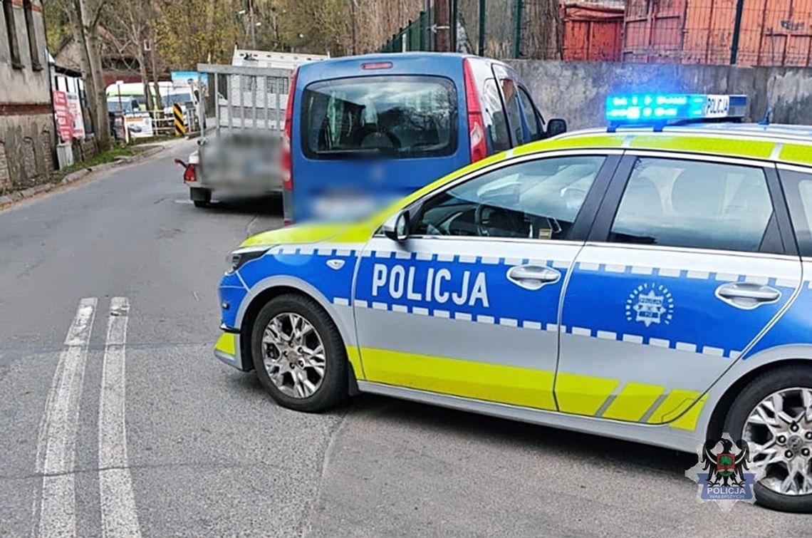 18-latek ukradł auto, rozbił je na płocie i uciekł do karetki. Był pijany i nie miał prawa jazdy