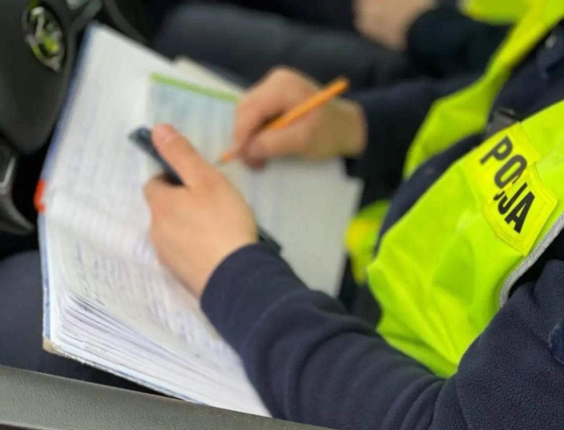 18-latek uszkodził koło w BMW i wezwał na miejsce policję. Zapomniał, że auto nie ma badań i OC