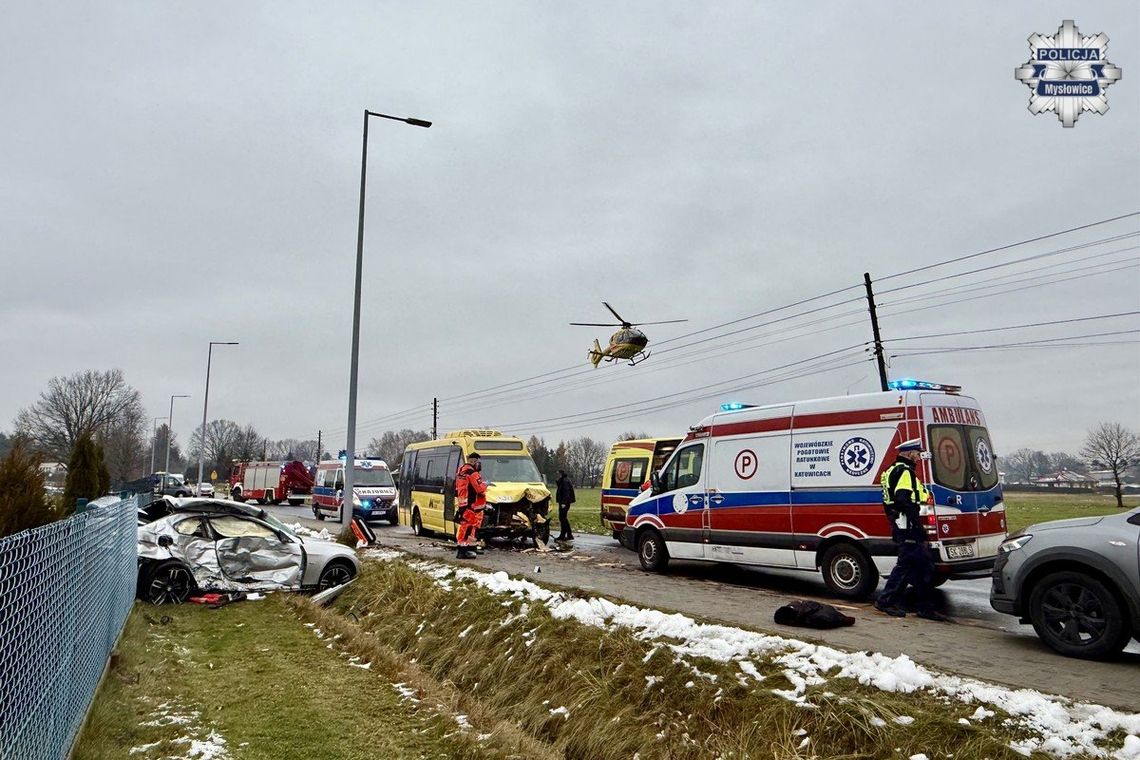 18-latek w BMW wyjechał na czołówkę z autobusem. Ciężko rannego kierowcę zabrał śmigłowiec LPR 18-latek w BMW wyjechał na czołówkę z autobusem. Ciężko rannego kierowcę zabrał śmigłowiec LPR