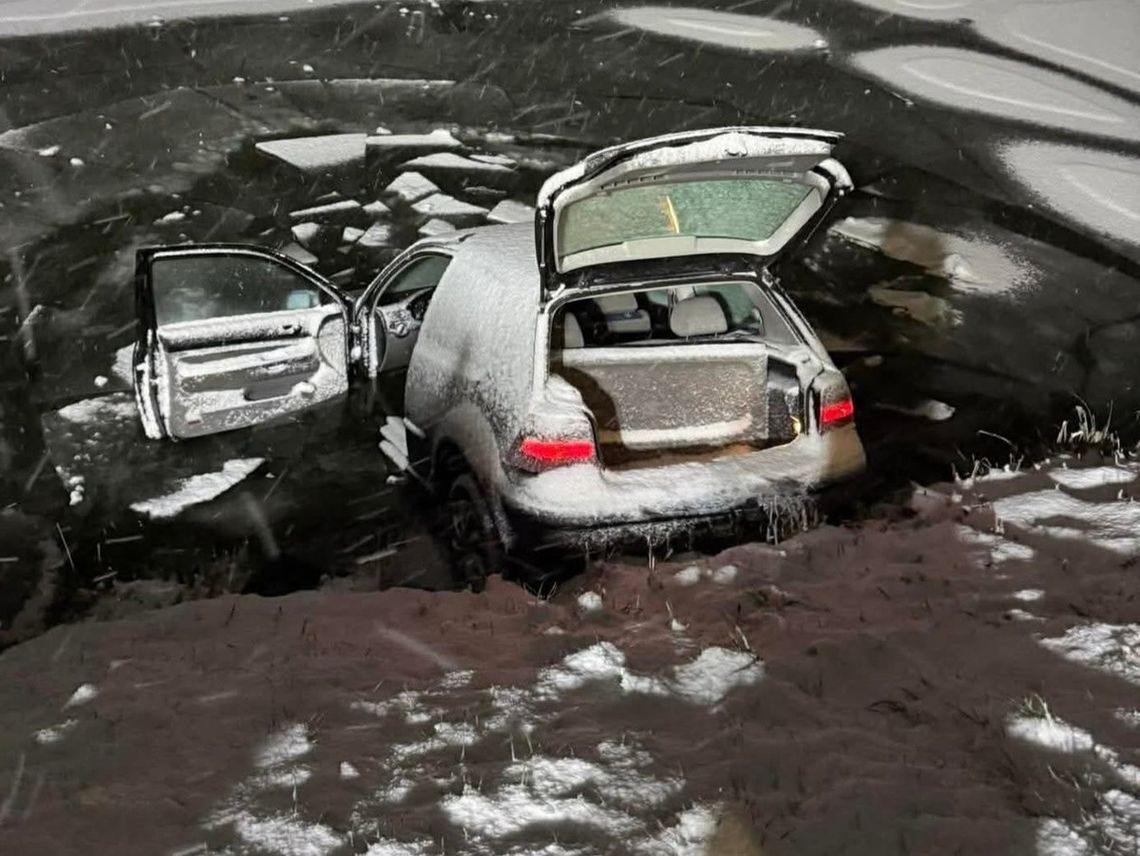 18-latek w golfie najpierw uderzył w bmw, a potem wpadł do zamarzniętego stawu. Jechał za szybko