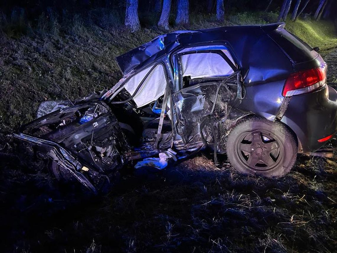 18-latek w golfie zjechał na czołówkę z mitsubishi. Młody kierowca zginął na miejscu
