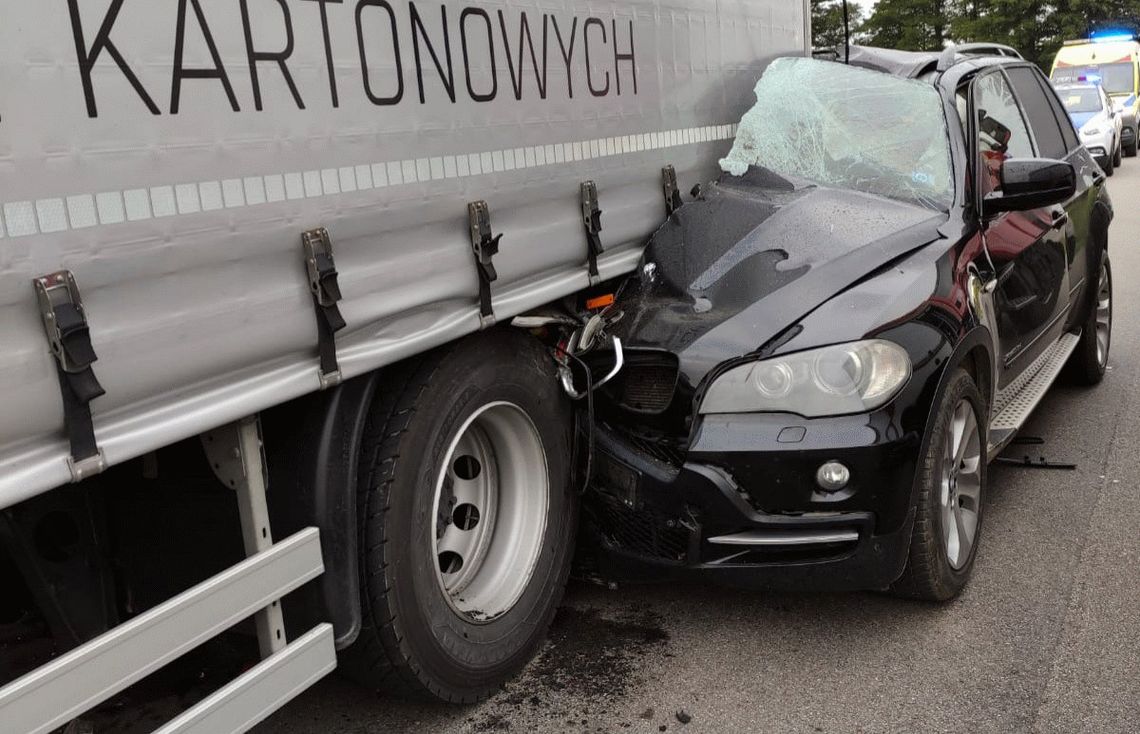 18-latek wbił się BMW w naczepę ciężarówki. Chłopak ma szczęście, że przeżył