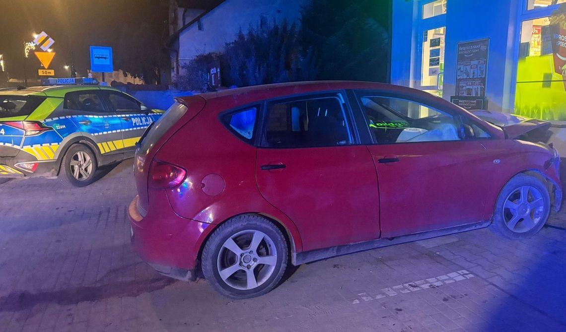 18-latek wjechał autem w sklep i uciekł. Nie miał prawa jazdy, za to wydmuchał ponad 2,5 promila 18-latek wjechał autem w sklep i uciekł. Nie miał prawa jazdy, za to wydmuchał ponad 2,5 promila