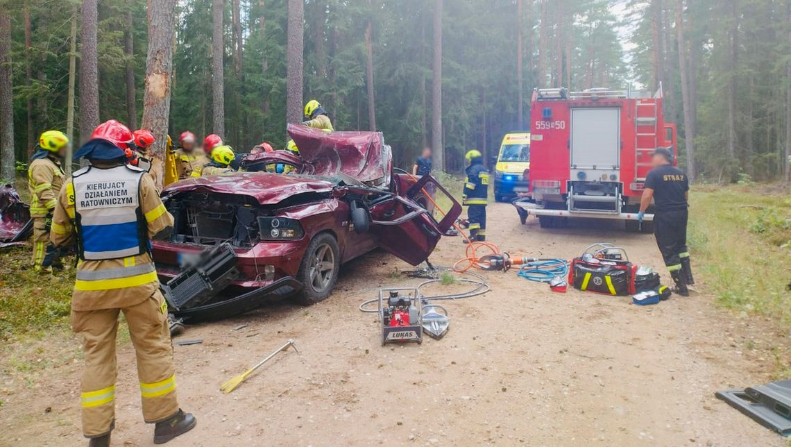 18-latek wjechał dodgem w drzewo. Podróżujący z nim kolega został zabrany do szpitala