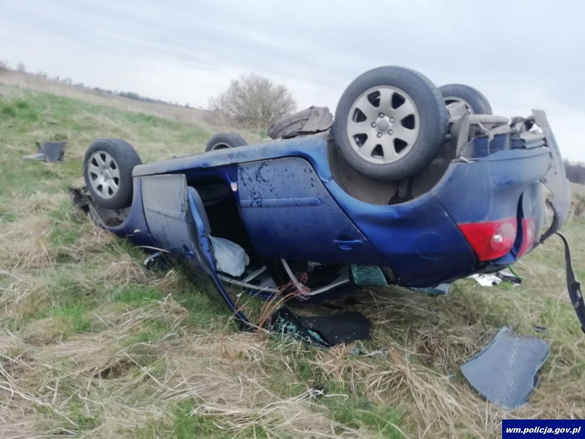 18-latek wjechał golfem na rampę kolejową. Dachował i z urazem kręgosłupa trafił do szpitala