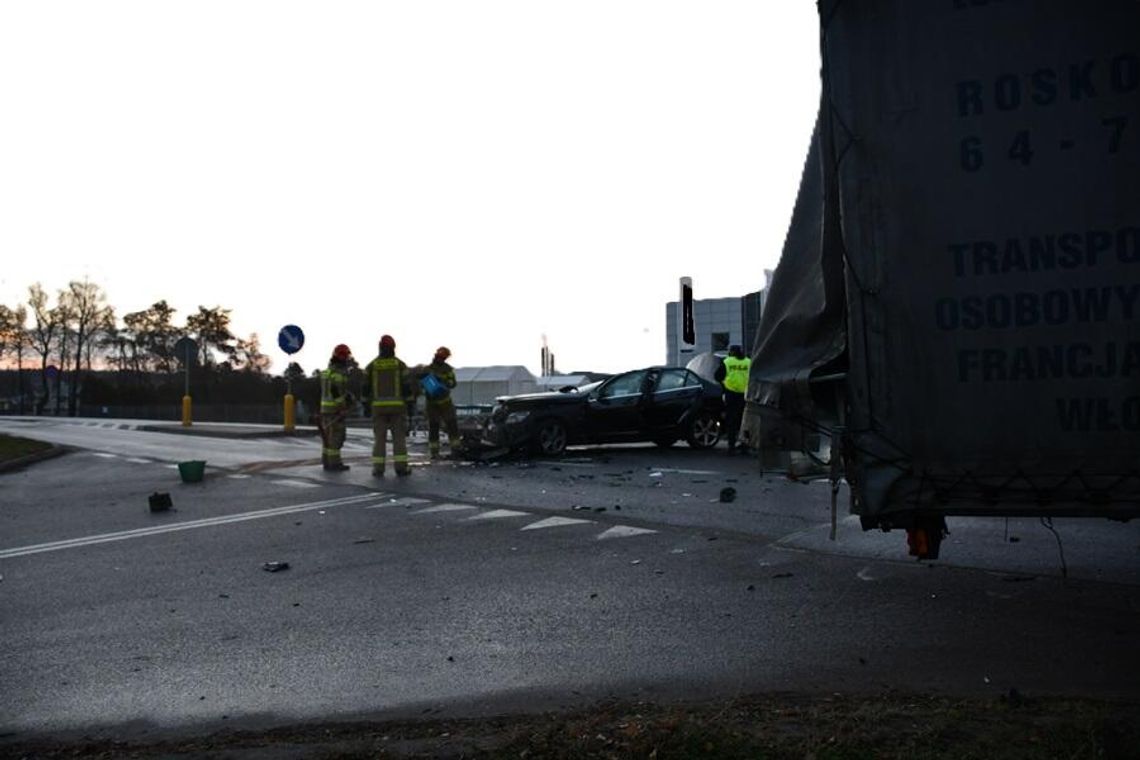 18-latek wjechał mercedesem w tył ciężarówki. W wypadku zginęła 16-letnia pasażerka [FOTO]