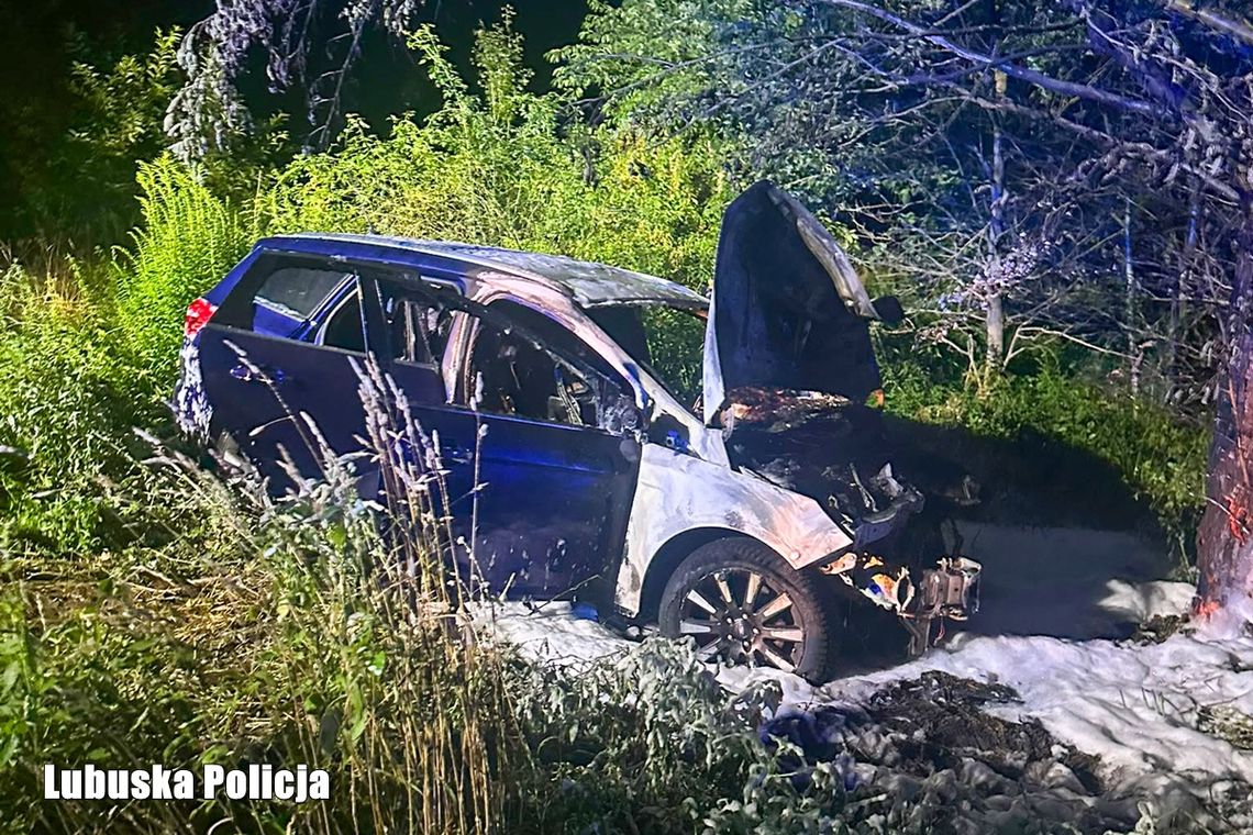 18-latek zabrał cudze auto i ruszył bez prawa jazdy. Skończył na drzewie, samochód spłonął 18-latek zabrał cudze auto i ruszył bez prawa jazdy. Skończył na drzewie, samochód spłonął
