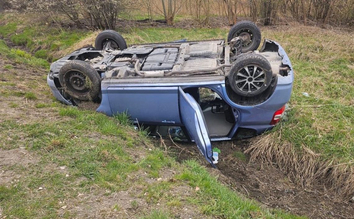 18-latek zabrał kolegów na przejażdżkę i dachował. Stracił prawo jazdy, które miał od dwóch miesięcy