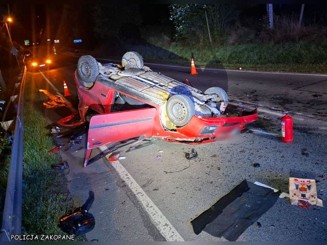 18-latek zabrał koleżankę na nocną przejażdżkę. Seicento dachowało na drodze