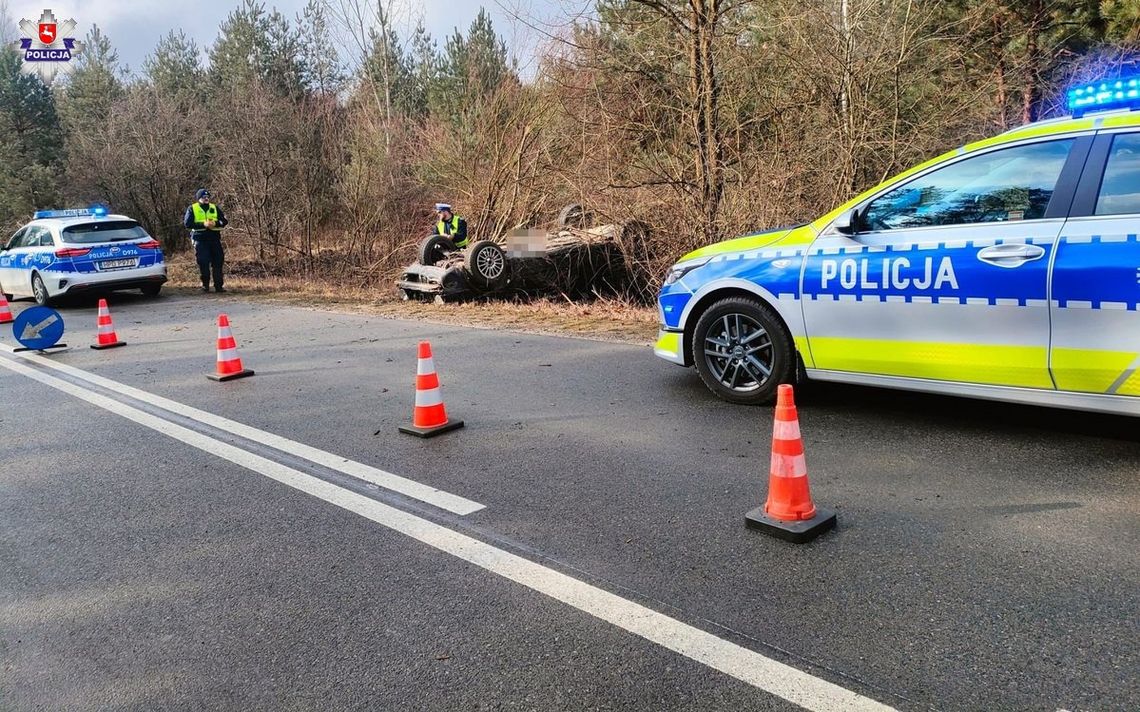 18-latek zabrał koleżankę na przejażdżkę. Skończyło się dachowaniem i wizytą w szpitalu