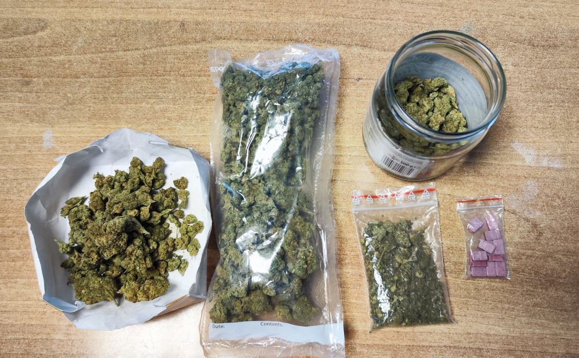 18-latek złapany na gorącym uczynku. W biały dzień sprzedawał narkotyki na ulicy