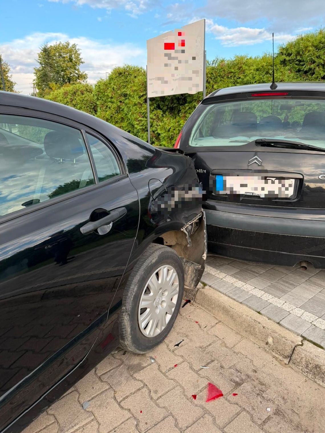 18-latka chciała poćwiczyć przed kursem prawa jazdy. Wjechała autem kolegi w zaparkowany wóz 18-latka chciała poćwiczyć przed kursem prawa jazdy. Wjechała autem kolegi w zaparkowany wóz