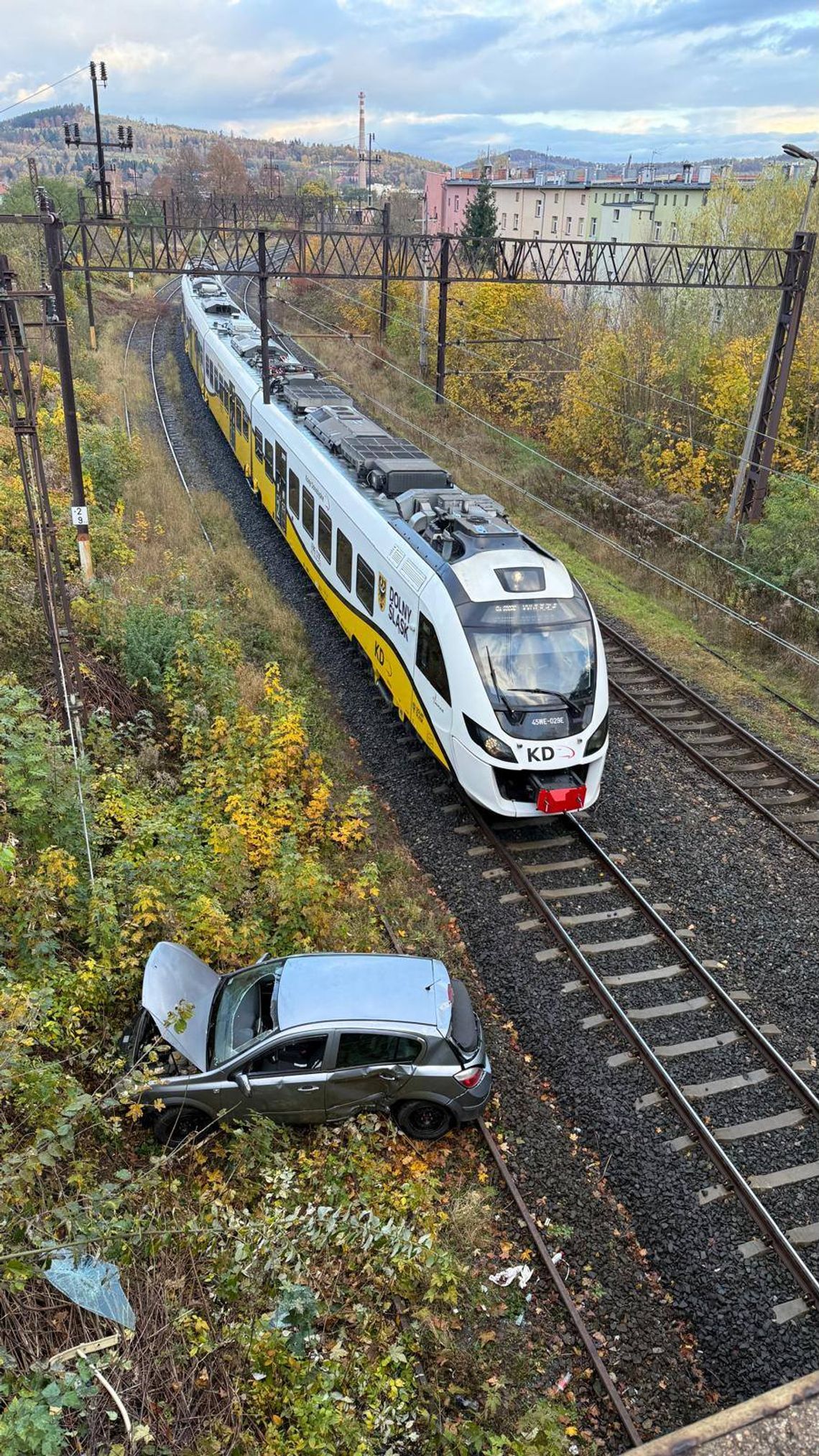 18-latka w oplu wpadła w poślizg. Auto przebiło bariery i spadło z wiaduktu w okolice torów