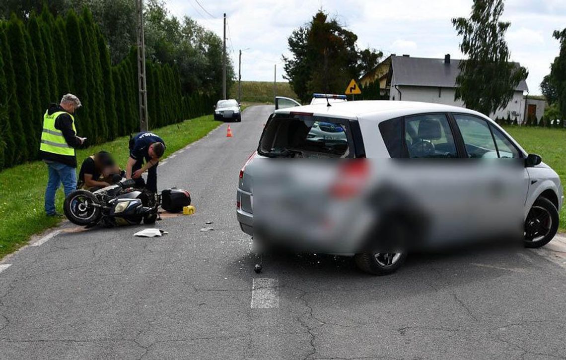 18-latka w Renault chciała wyjechać na drogę, ale nie zauważyła, że jedzie nią motorowerzysta. Doszło do zderzenia 18-latka w Renault chciała wyjechać na drogę, ale nie zauważyła, że jedzie nią motorowerzysta. Doszło do zderzenia