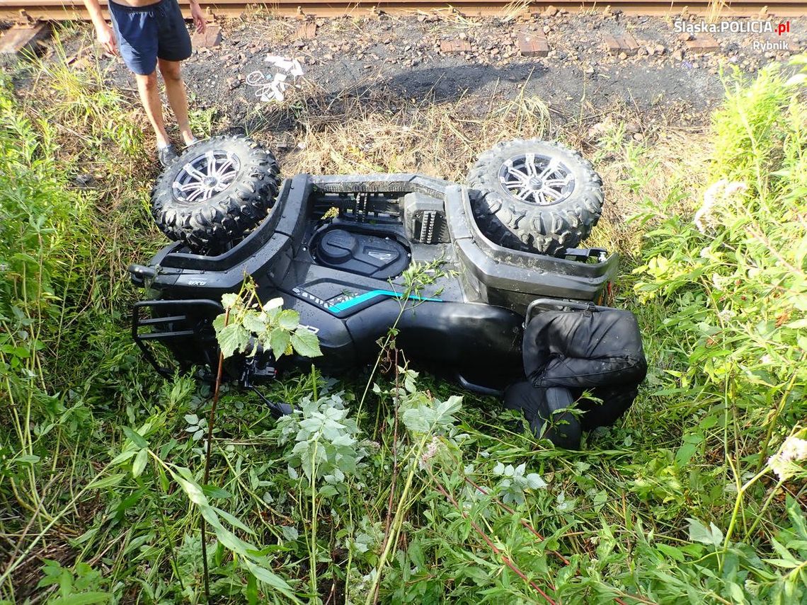 18-latka wywróciła quad na polnej drodze i dachowała w rowie. Dwie osoby zostały ranne [FOTO]