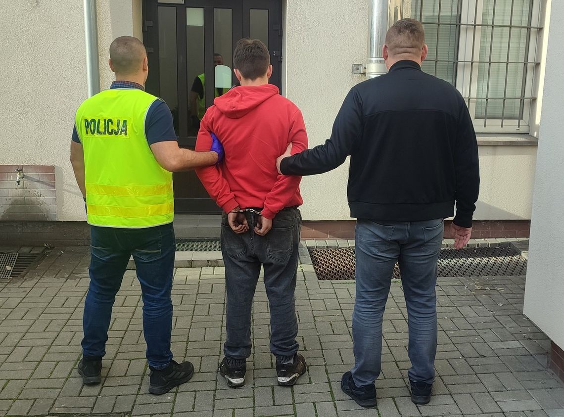 18-latkowie ukradli auto sąsiadowi. Po przejechaniu kilku kilometrów zakopali się na polnej drodze 18-latkowie ukradli auto sąsiadowi. Po przejechaniu kilku kilometrów zakopali się na polnej drodze