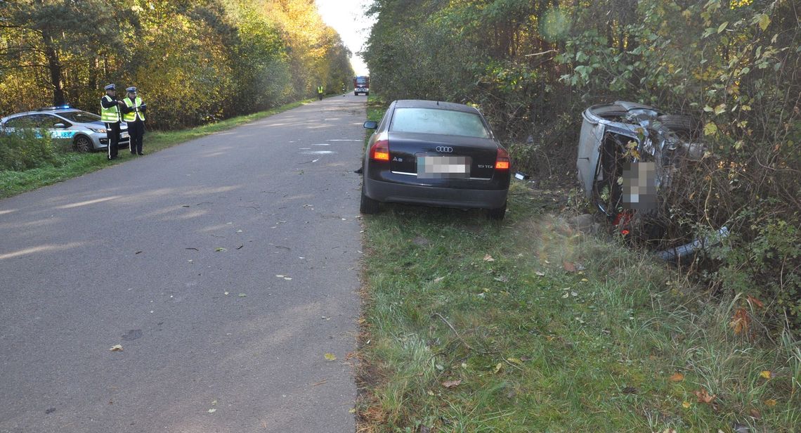 18-letni kierowca chciał ominąć sarnę, zjechał do rowu i dachował. W wypadku zginął pasażer [FOTO]