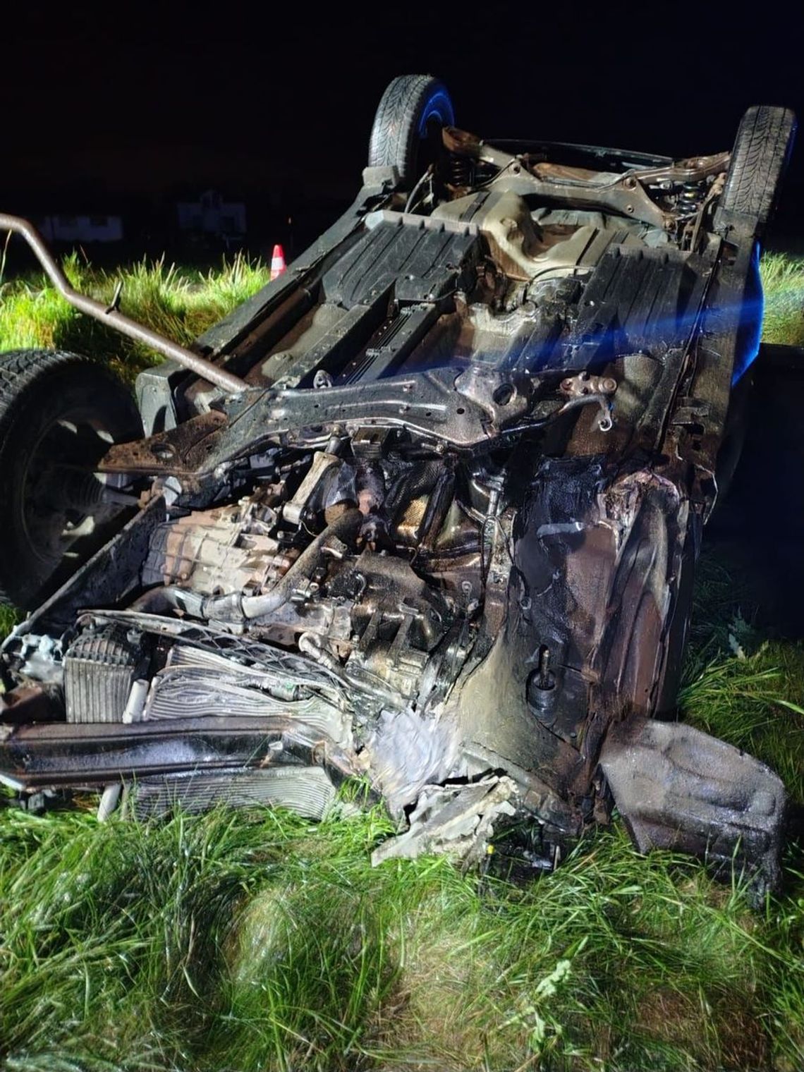 18-letni kierowca wjechał w betonowy przepust i dachował. Pięcioro nastolatków trafiło do szpitala