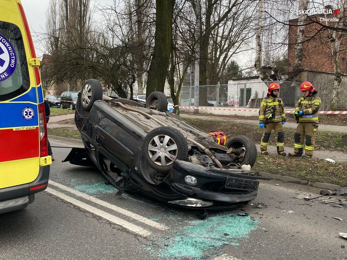 18-letni kierowca zagapił się, wjechał w drzewo i dachował. Chłopak miał szczęście, że nie odniósł poważniejszych obrażeń