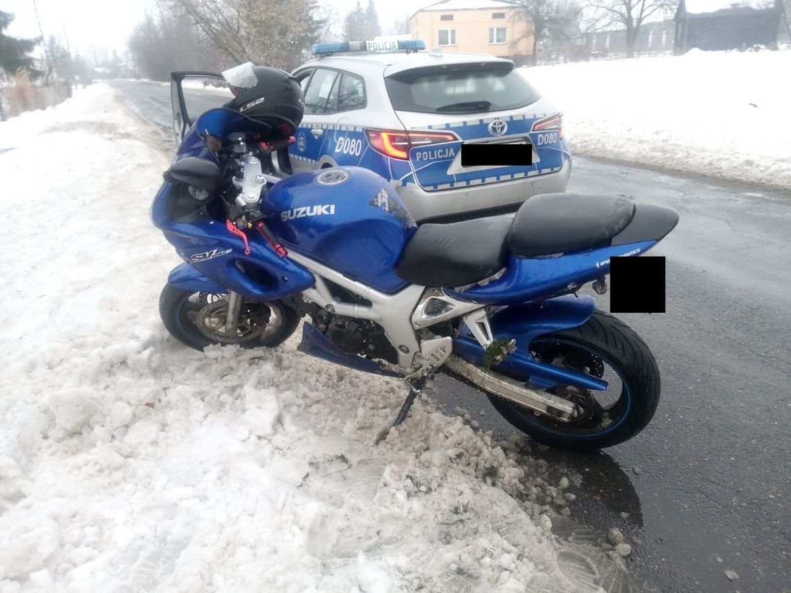 18-letni motocyklista nie zatrzymał się do kontroli i uciekał policji. Nie miał uprawnień, a przy jego domu znaleźli kradzione auto