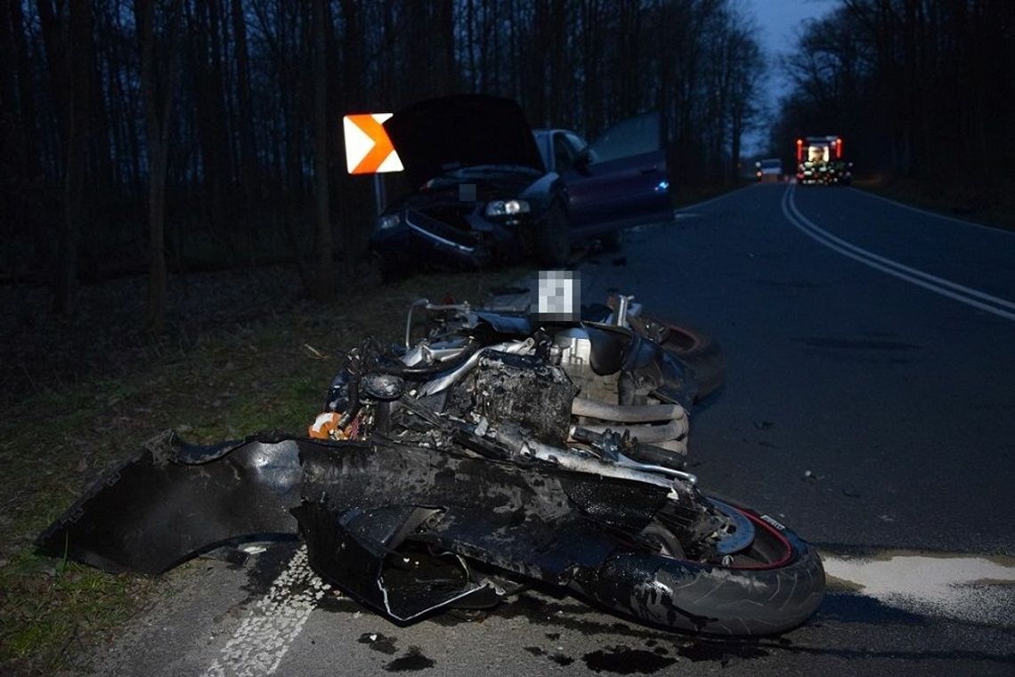 18-letni motocyklista zaliczył wywrotkę i uderzył w jadące z naprzeciwka audi. Nastolatek trafił do szpitala