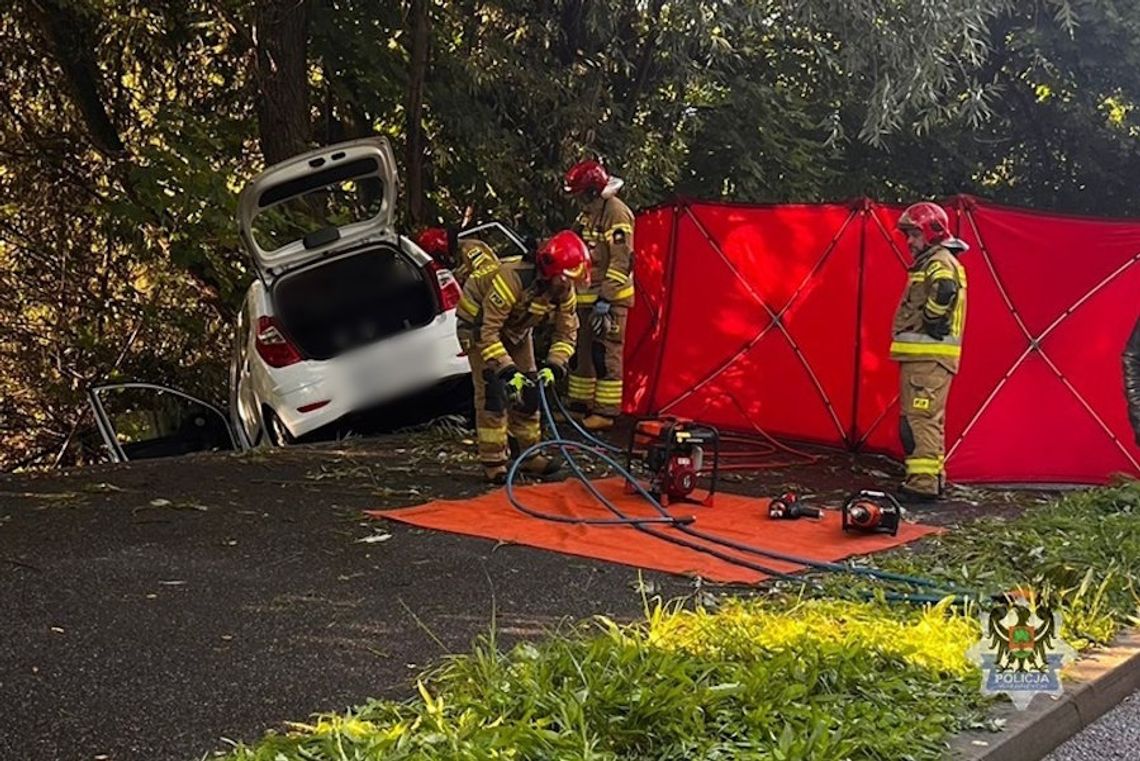 18-letnia kierująca wjechała osobówką w drzewo. W wypadku zginął jeden z pasażerów