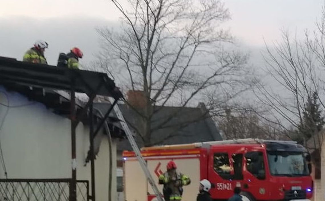 19-latek bawił się fajerwerkami, od rzuconej petardy zapalił się dach kotłowni