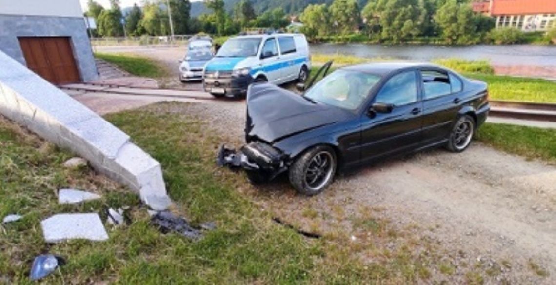 19-latek bez prawka rozbił BMW podczas driftowania. Dwie osoby trafiły do szpitala