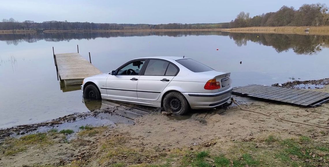 19-latek driftował na plaży, wjechał BMW do jeziora i utknął. Dostał mandat na 10 tysięcy złotych 19-latek driftował na plaży, wjechał BMW do jeziora i utknął. Dostał mandat na 10 tysięcy złotych