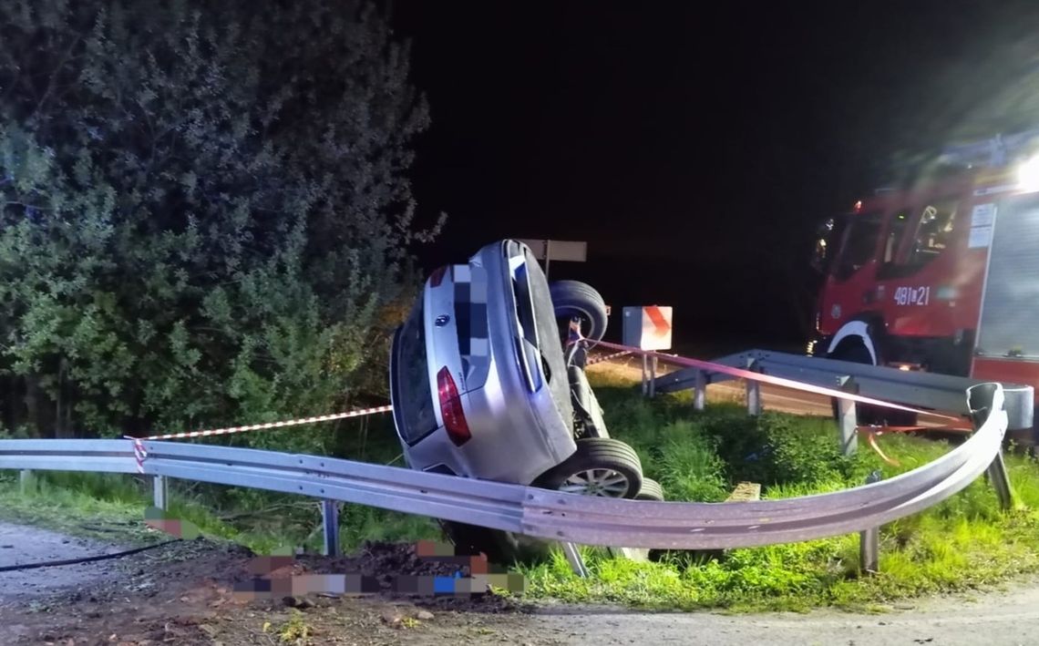 19-latek na łuku drogi stracił panowanie nad autem i dachował. Kierowca wydmuchał ponad 1,5 promila