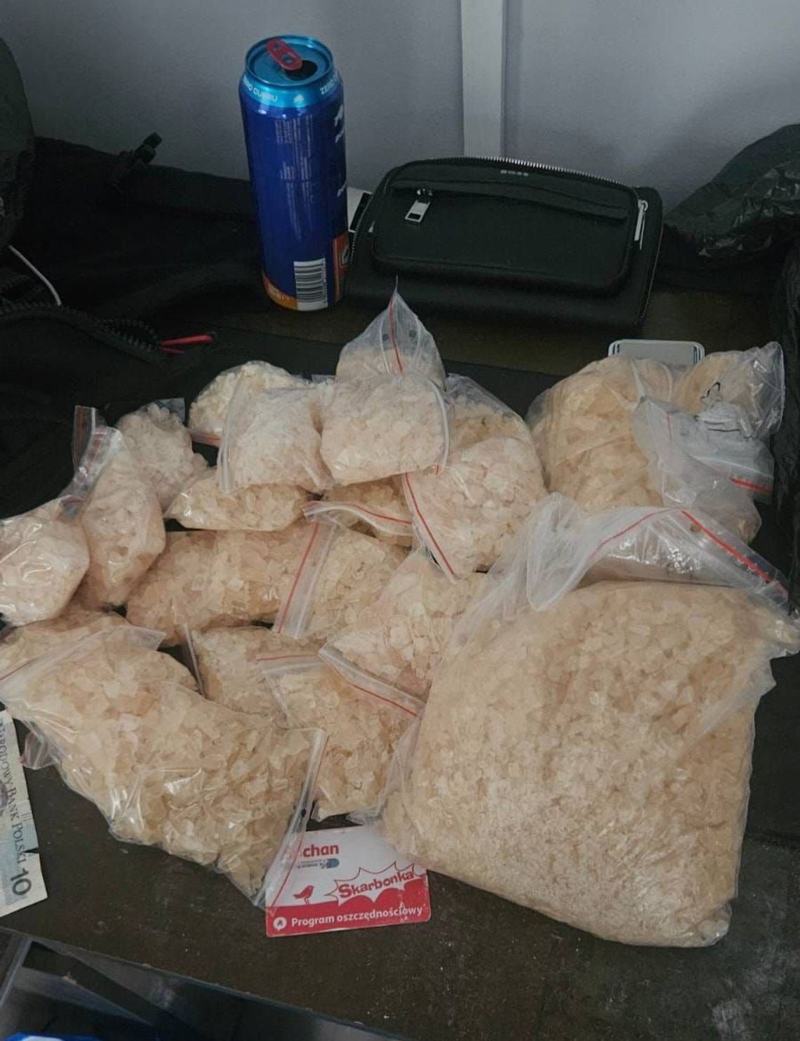 19-latek na mocno wszedł w handel narkotykami. W jego mieszkaniu znaleziono prawie 4 kg klefedronu 19-latek na mocno wszedł w handel narkotykami. W jego mieszkaniu znaleziono prawie 4 kg klefedronu