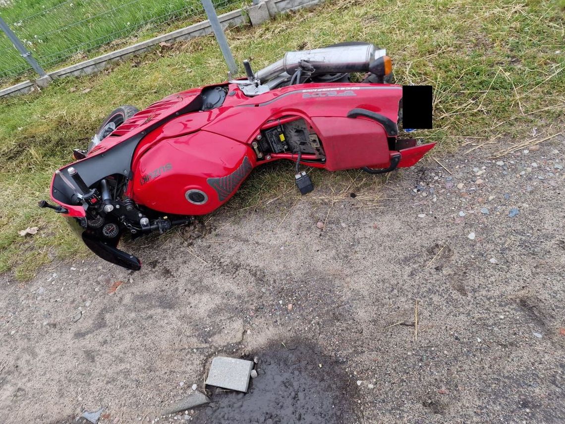 19-latek na motocyklu próbował uciekać policji. Nie trwało to długo. Wyrzuciło go na łuku i skończył na ogrodzeniu