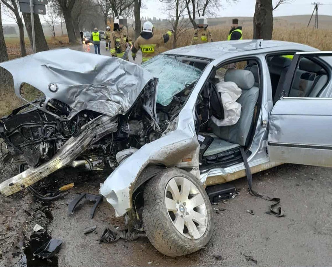 19-latek nie opanował BMW, zjechał z drogi i uderzył w drzewo. Pięć osób trafiło do szpitali