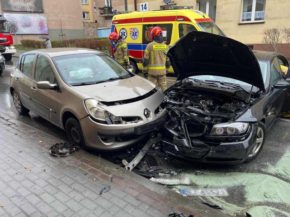 19-latek nie zapanował nad bmw i doprowadził do czołówki. Jechał z dziewczyną, a prawko miał od 2 tygodni