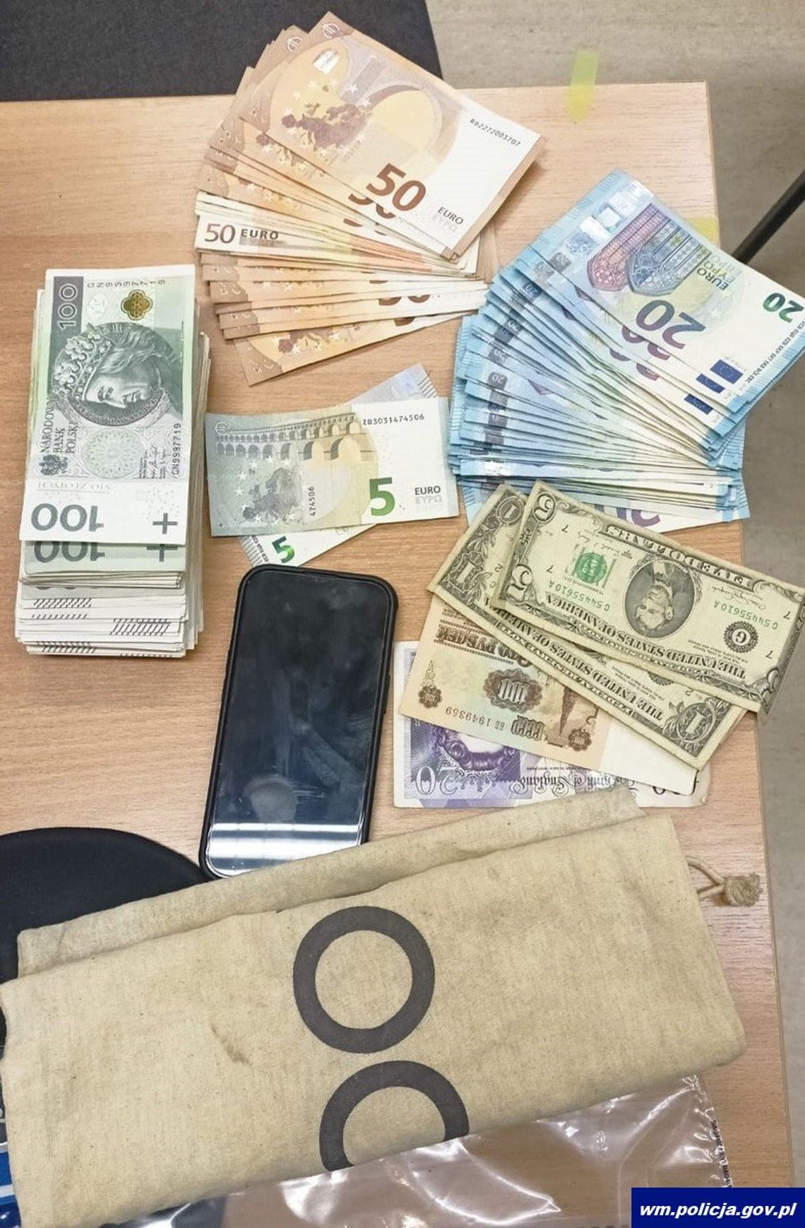 19-latek odebrał od staruszki blisko 50 tysięcy złotych. Wyszedł z klatki i zatrzymali go policjanci