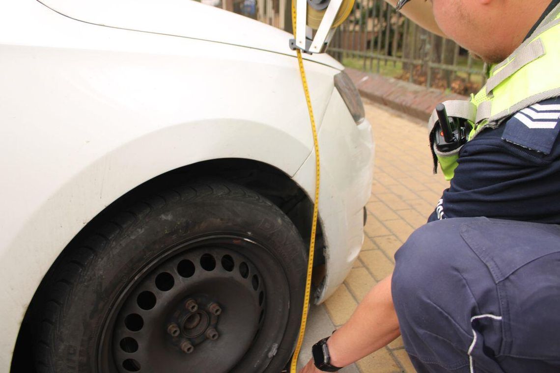 19-latek pod wpływem wjechał w ścianę budynku. Poszedł na komendę i zgłosił, że ktoś ukradł mu auto