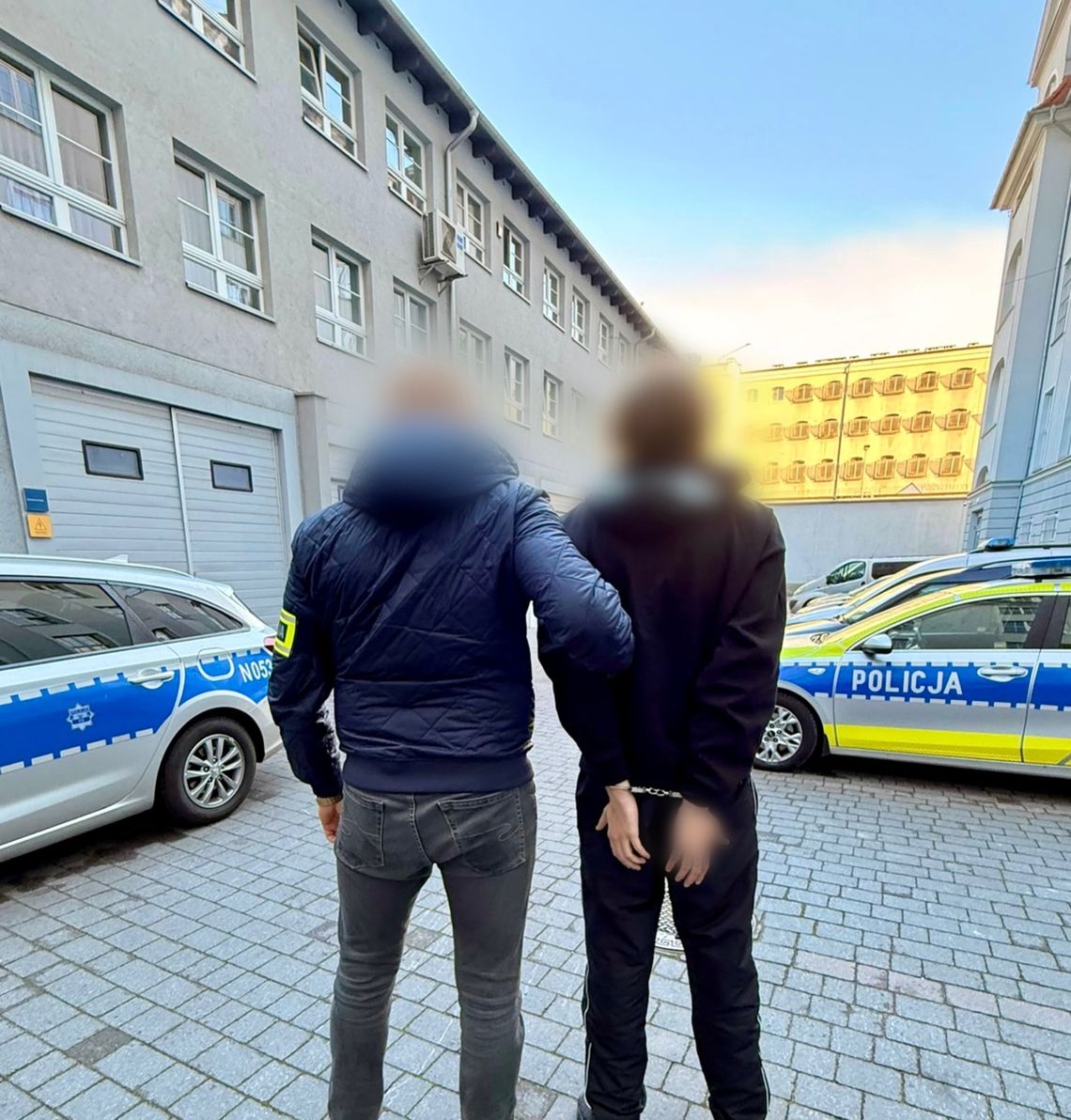 19-latek posiadał narkotyki i nimi handlował. Kryminalni zaskoczyli go w galerii handlowej 19-latek posiadał narkotyki i nimi handlował. Kryminalni zaskoczyli go w galerii handlowej