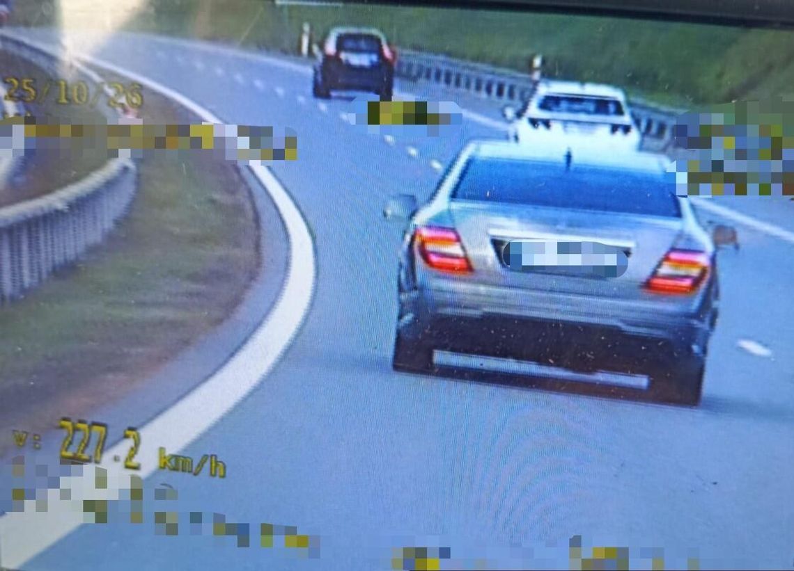 19-latek rozpędził mercedesa do 227 km/h. Po zatrzymaniu przez policję dostał 2500 zł mandatu i punkty 19-latek rozpędził mercedesa do 227 km/h. Po zatrzymaniu przez policję dostał 2500 zł mandatu i punkty