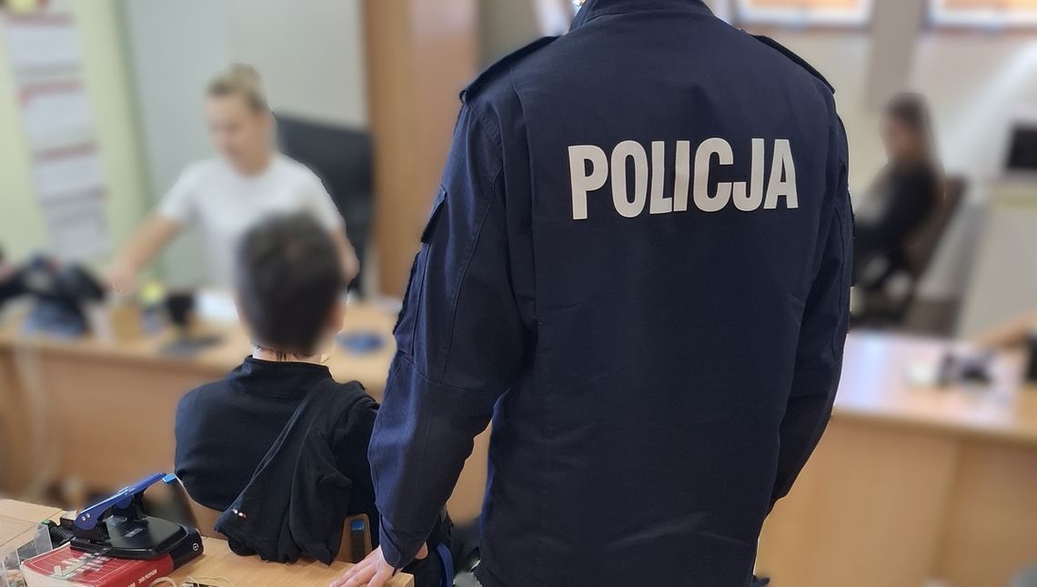 19-latek spał na klatce schodowej. Mieszkańcy wezwali policję, okazało się, że chłopak ma narkotyki