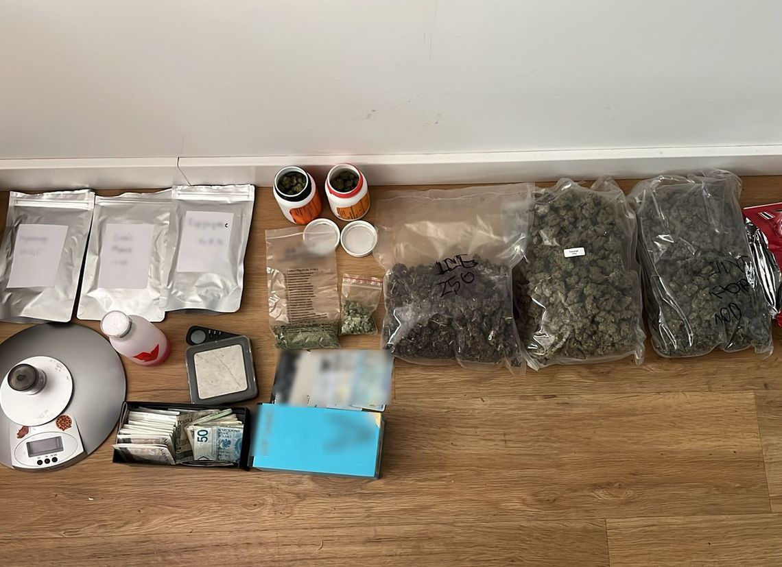 19-latek sprzedawał pigułki i inne narkotyki w klubach rozrywkowych. Został tymczasowo aresztowany