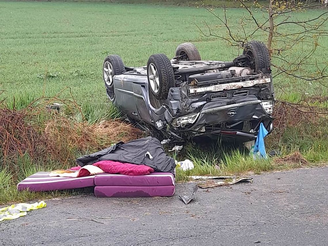 19-latek stracił panowanie nad oplem i dachował. W wypadku poszkodowany został pasażer auta