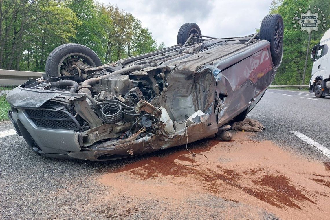 19-latek w alfie próbował zmienić pas na ekspresówce, ale zahaczył o ciężarówkę. Skończyło się groźnym dachowaniem
