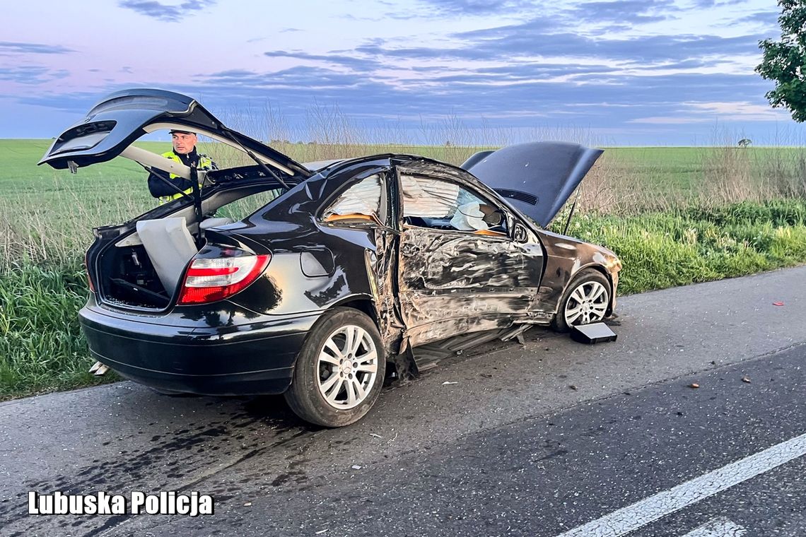 19-latek w mercedesie przecenił swoje umiejętności i rozbił się na drzewie. Jechał z młodszym kolegą