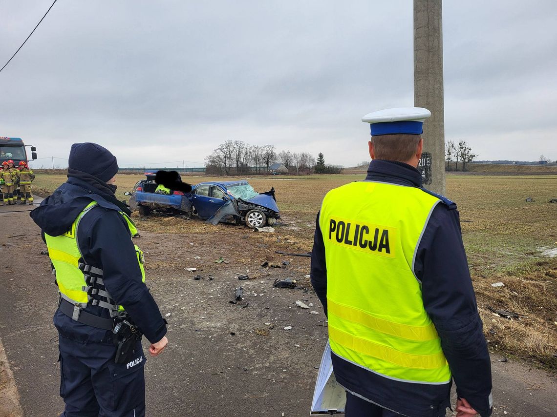 19-latek wjechał hondą w słup energetyczny. Ogromna siła uderzenia i śmierć na miejscu 19-latek wjechał hondą w słup energetyczny. Ogromna siła uderzenia i śmierć na miejscu