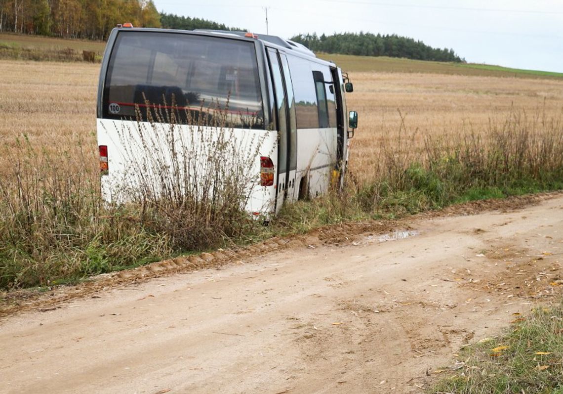 19-latek wjechał kradzionym autobusem na pole. Gdy ugrzązł, wrócił z zamiarem kradzieży kolejnego