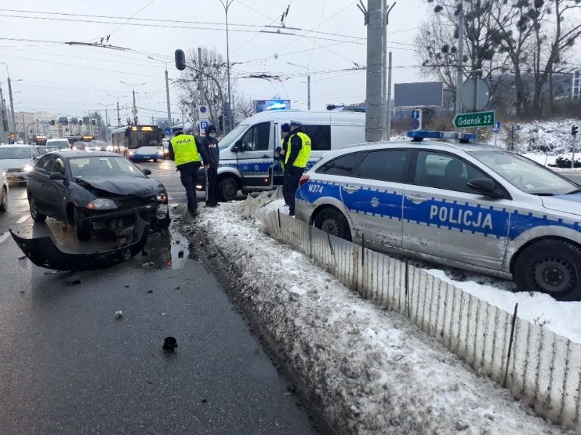 19-latek wjechał na czerwonym świetle na skrzyżowaniu i staranował radiowóz [ZDJĘCIA]