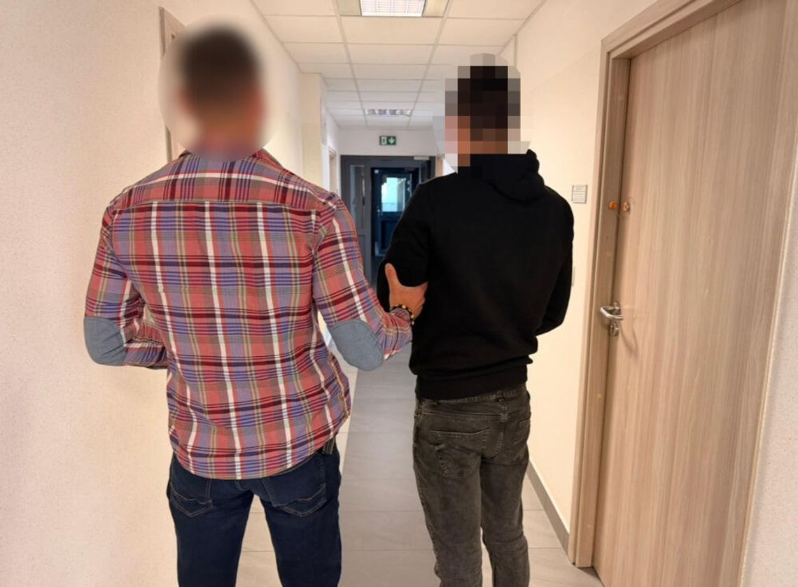 19-latek wybijał szyby kostką brukową i plądrował lokale. Zdobywał tak pieniądze na narkotyki